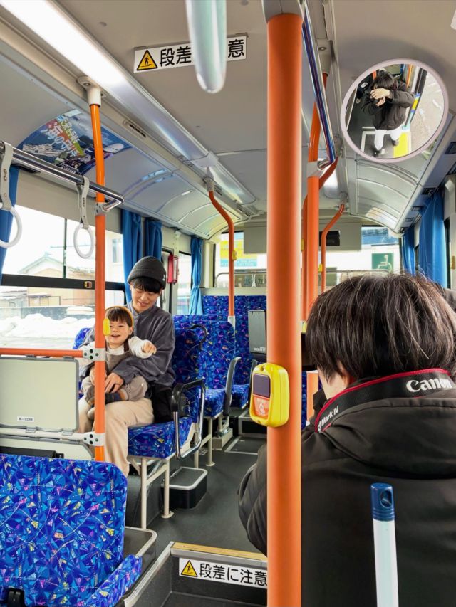 はっぴーママふくい編集部です🐥 

今週は、次号３・４月号の表紙撮影をおこないました！
 福井鉄道さんのご協力により、バスの中で撮影をさせていただきました🚌 

今回のモデルさんは、 きっぺいくんです❤️ 

のりもの好きのきっぺいくん💕 
ママといっしょによくバスや電車を見に行くそうです🚌 

雪がふるさむ～い日でしたが、
終始にこにこご機嫌で撮影させてくれました！ 

こんなに寒いのにご機嫌だなんて・・
ありがたい！！！

きっぺいくん、ありがとうございました😍 

３・４月号の発刊は２月20日です🐥 

#はっぴーママふくい　#表紙撮影 #フリーペーパー #福井ママ　#子育て　#福井鉄道　#福鉄バス